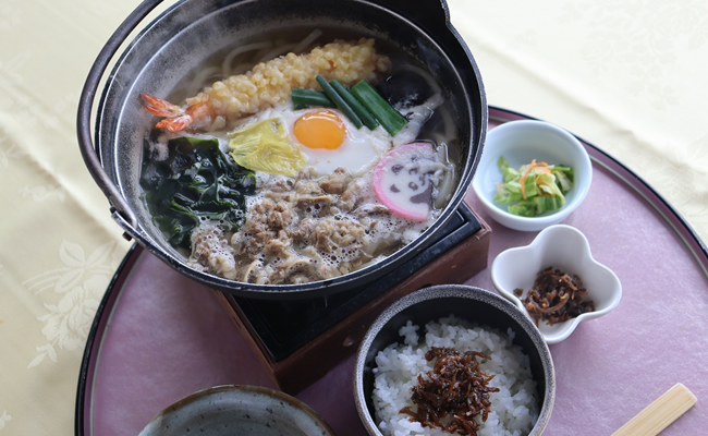 【冬季限定】鍋焼きうどん じゃこご飯付き